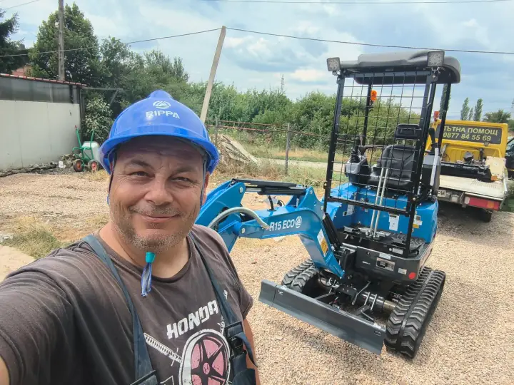 Оператор с Rippa R15 Eco и транспортна техника