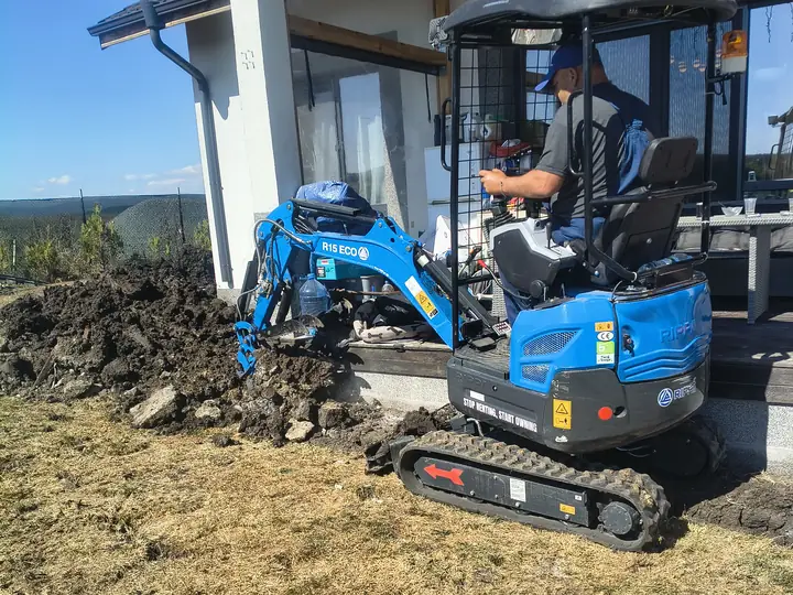 Минибагер Божурище — оператор на Rippa R15 Eco в двор