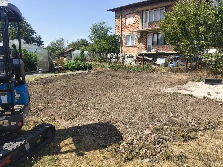 Минибагер в София — подравняване на двор